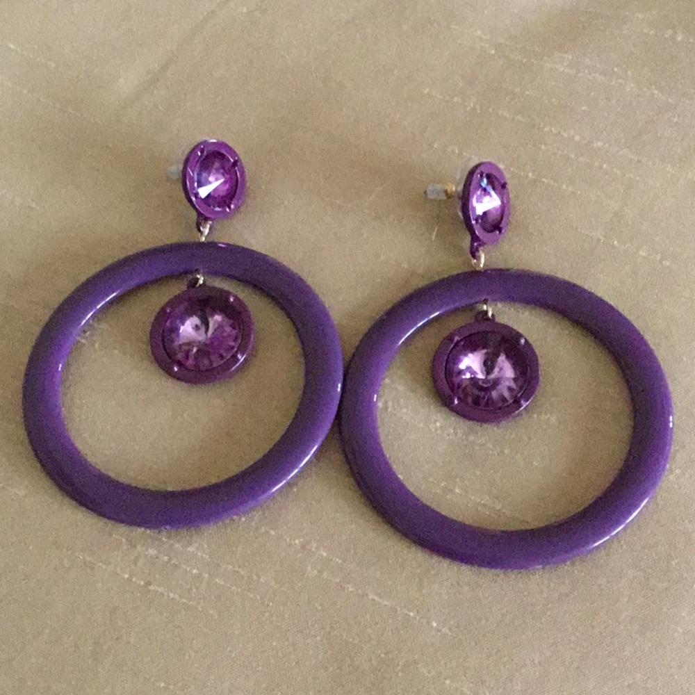 PURPLE ACRYLIC DANGLING HOOP POST EARRINGS